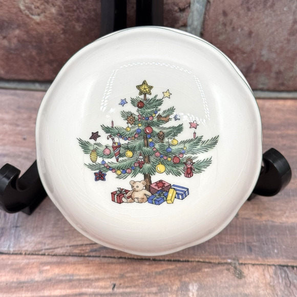 Nikko Christmas Tree Trinket Box Candy Dish Round W/Lid Japan White Porcelain - Picture 1 of 9
